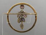 broche en or et améthyste dans un cadre circulaire