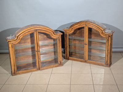paire de bibliothèques anciennes françaises en noyer avec des portes vitrées