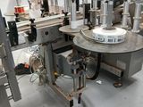 une photo d'une machine en train de travailler sur une feuille de papier