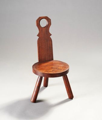 une image représentant une chaise en bois avec une assise et des pieds en bois