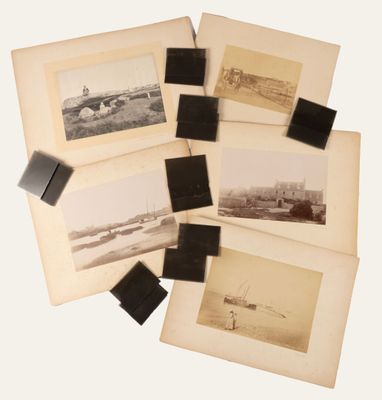plusieurs vieilles photos en noir et blanc représentant une rivière et un pont