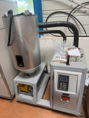 une machine qui se trouve à côté d'un réfrigérateur