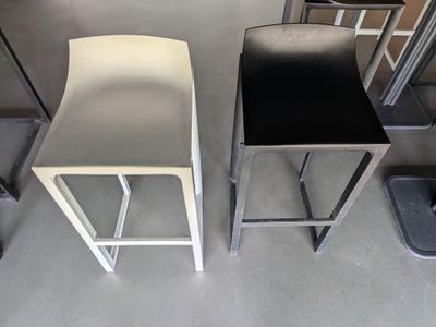 deux tabourets placés l'un à côté de l'autre dans une pièce