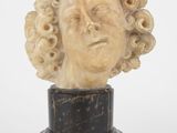 un gros plan sur la statue d'une femme aux cheveux bouclés