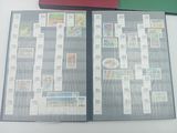 un livre avec des timbres, posé sur une table
