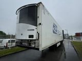 un camion qui roule sur la route sous la pluie