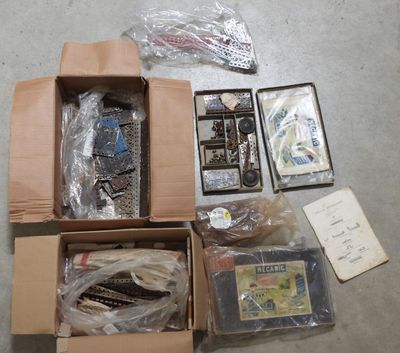 une boîte d'objets hétéroclites posée sur le sol