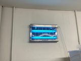 une photo d'un radiateur bleu fixé à un mur blanc
