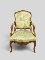 Fauteuil à dossier droit en noyer mouluré et sculpté, accoto…