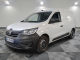 la camionnette blanche est garée sur le sol en damier d'une pièce
