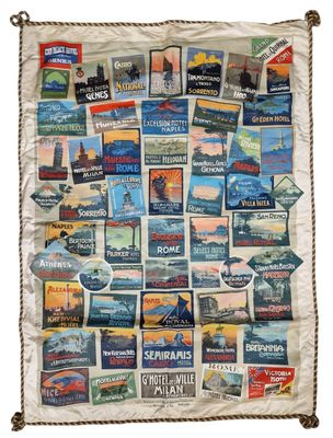 une photo d'une tenture murale représentant de nombreuses affiches de voyage de styles variés
