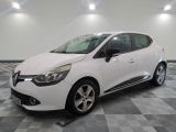 la voiture blanche est garée sur un carrelage à carreaux