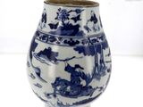 un vase bleu et blanc posé sur une table
