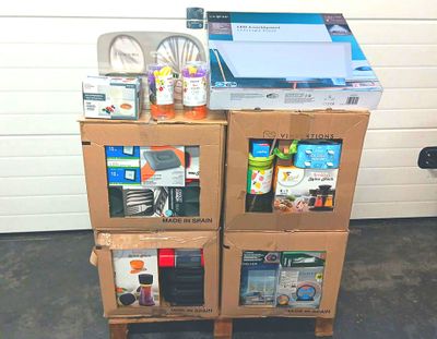 des cartons empilés les uns sur les autres devant une porte de garage