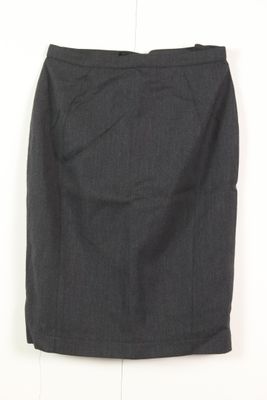 La jupe est noire et comporte une fermeture éclair à la taille.