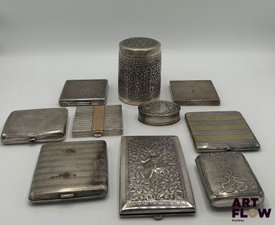 un assortiment d'objets en argent, comprenant notamment un étui à cigarettes, un briquet et un étui à briquet
