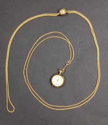 une photo d'un collier plaqué or orné d'une horloge