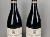 deux bouteilles de vin rouge posées l'une à côté de l'autre sur une table