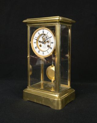 une horloge en or exposée dans une vitrine