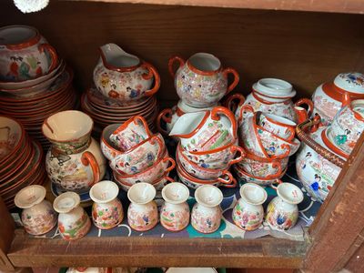 de nombreux types d'assiettes et de tasses sur l'étagère