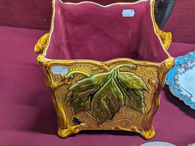 un vase posé sur une table à côté d'assiettes