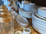 de nombreuses assiettes et tasses posées sur une table en bois