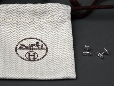 un sac contenant une paire de boucles d'oreilles et une autre paire de boucles d'oreilles
