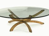 une photo d'une table en verre avec des pieds en bois et un plateau en verre