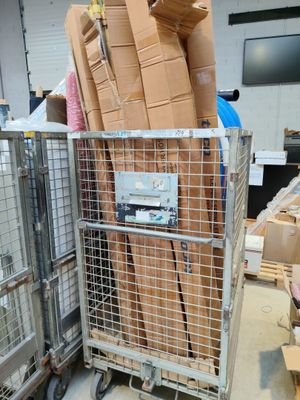 un chariot rempli de cartons, garé dans un entrepôt
