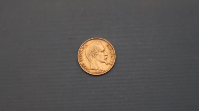Une pièce de monnaie en or à valeur faciale de 20 francs Français...