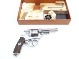 un pistolet dans une boîte contenant un pistolet