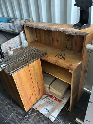 un comptoir en bois sur lequel est posée une télévision