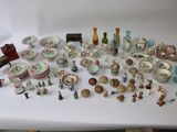 un grand nombre de petites figurines qui se trouvent sur une table