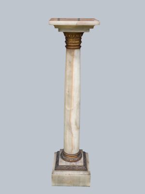 socle en marbre avec un plateau en marbre sur fond gris