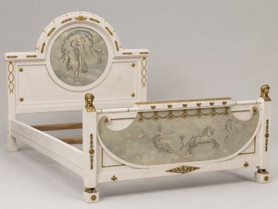 un lit blanc avec un tableau sur la tête de lit et le pied de lit