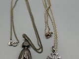 un collier en argent orné d'une petite fille et d'un flocon de neige