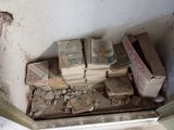 une pile de livres posée par terre dans un coin de la pièce