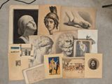 une série de photos accrochées au mur d'une pièce