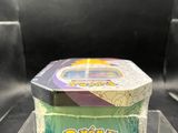 une boîte de cartes à collectionner Pokémon posée sur une table