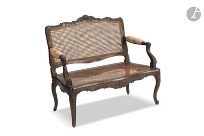 un banc en bois avec une assise en osier