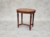 une petite table en bois avec un plateau tressé sur fond blanc