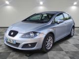 la voiture argentée est garée sur un sol en damier dans le garage
