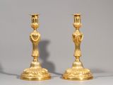 paire de chandeliers anciens en laiton sur fond blanc