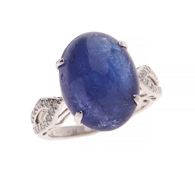 bague ovale en saphir bleu et diamant sur fond blanc