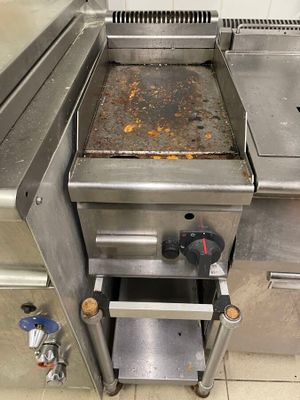 une photo d'une cuisine professionnelle équipée d'un grill