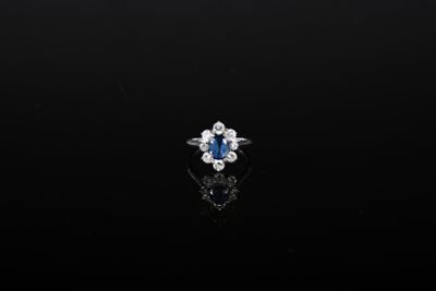 une bague à grappes de saphirs et de diamants
