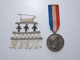 une médaille et une médaille sur laquelle est apposée une autre médaille