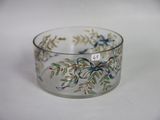 un saladier en verre orné d'un motif floral