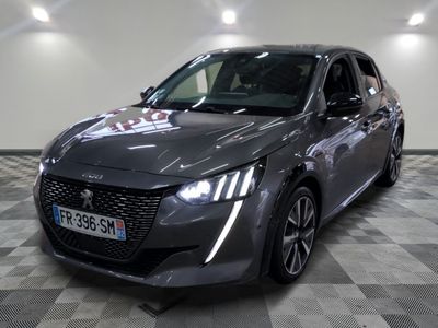 la voiture grise est garée sur un sol en damier dans le garage