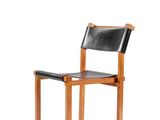 une image représentant une chaise en bois avec une assise en cuir noir